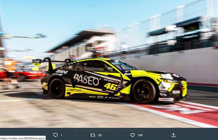 Aksi mobil BMW M4 GT3 WRT nomor 46 yang dikemudikan Valentino Rossi, Sean Gelael, Maxime Martin, Max Hesse, Timothy Whale pada lomba 24H Dubai yang akan digelar pada 14-15 Januari 2023.