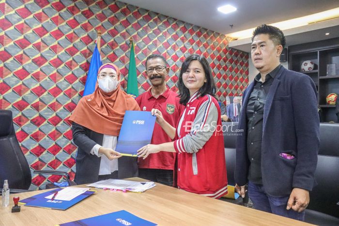 Ratu Tisha ketika mendaftar sebagai Calon Wakil Ketua Umum PSSI periode 2023-2027 di GBK Arena, Senayan, Jakarta, 15 Januari 2023.