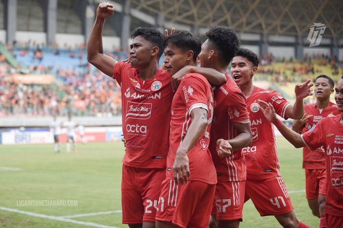 Pemain Persija Jakarta merayakan gol yang dicetak oleh Resky Fandi saat melawan Bali United pada pekan ke-18 Liga 1 2022-2023