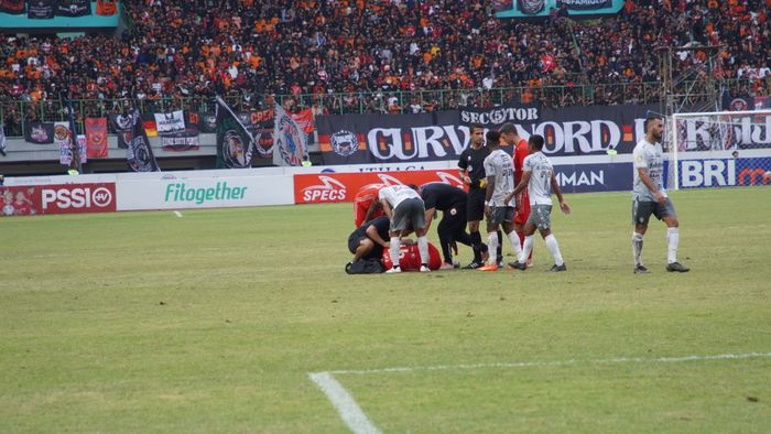 Cidera Muhammad Ferarri saat pertandingan Persija Jakarta vs Bali United