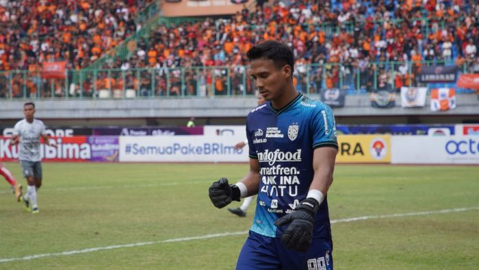 Kiper Bali United, Muhammad Ridho saat berhasil menahan serangan dari Tim Persija Jakarta di Stadion Patriot Chandrabhaga