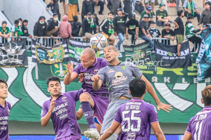 Bek Persita Tangerang, Agustin Cattaneo (kiri), sedang berduel udara merebut bola dengan pemain Persebaya Surabaya bernama Leonardo Silva Lelis (kanan) dalam laga pekan ke-18 Liga 1 2022 di Stadion Indomilk Arena, Tangerang, Banteng, Rabu (18/1/2023).