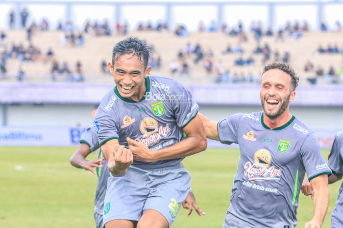 Bek Persebaya Surabaya, Rizky Ridho merayakan golnya ke gawang Persita Tangeran pada pekan ke-19 Liga 1 2022-2023 di Indomilk Arena