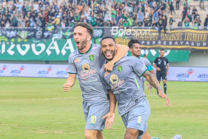 Jose Pedro Magalhaes Valente alias Ze Valente (kiri) dan Paulo Victor Costa Soares (kanan) sedang merayakan gol Persebaya Surabaya dalam laga pekan ke-18 Liga 1 2022 di Stadion Indomilk Arena, Tangerang, Banteng, Rabu (18/1/2023).