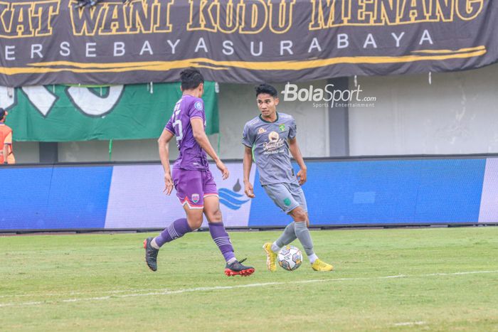 Gelandang Persebaya Surabaya, Marselino Ferdinan (kanan), sedang menguasai bola dalam laga pekan ke-18 Liga 1 2022 di Stadion Indomilk Arena, Tangerang, Banteng, Rabu (18/1/2023).