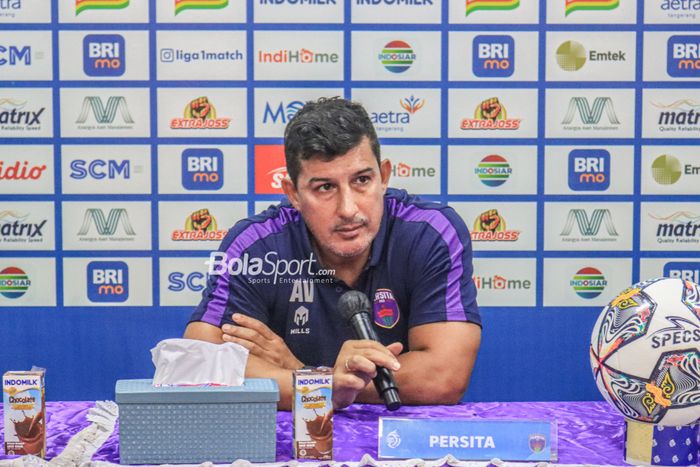 Pelatih Persita Tangerang, Angel Alfrefo Vera, sedang memberikan keterangan kepada awak media seusai laga pekan ke-18 Liga 1 2022 di Stadion Indomilk Arena, Tangerang, Banteng, Rabu (18/1/2023).