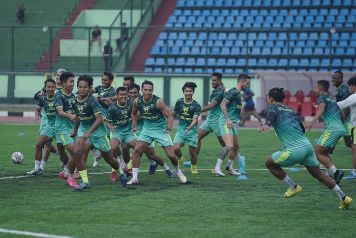 Skuad Persib Bandung menggelar latihan sebelum laga kontra Madura United pada pekan ke-19 Liga 1 2022-2023.