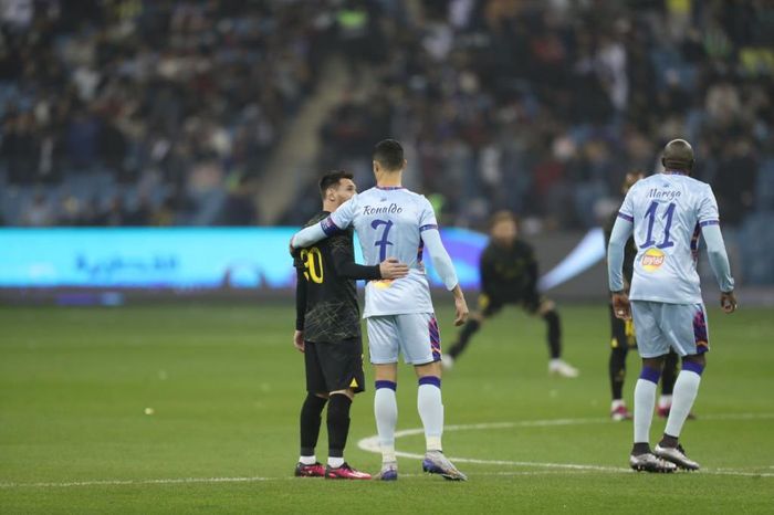 Potret Cristiano Ronaldo dan Lionel Messi di laga persahabatan antara Riyadh XI dan Paris Saint-Germain di Stadion King Fahd Internasional, Kamis (19/1/2022).