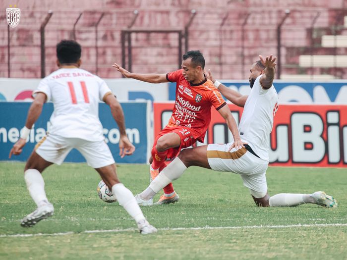 Winger Bali United, Irfan Jaya berduel dengan bek PSM Makassar, Yuran Fernandes pada pekan ke-19 Liga 1 2022-2023.