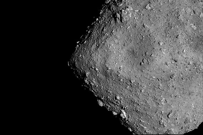 Ilmuwan mengungkap bahwa mineral dari asteroid Ryugu dihasilkan melalui reaksi dengan air lebih dari 4,5 miliar tahun lalu.