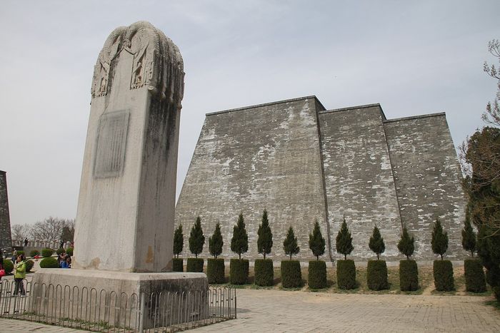 Mausoleum Kaisar Tang Gaozong dan Permaisuri Wu Zetian.