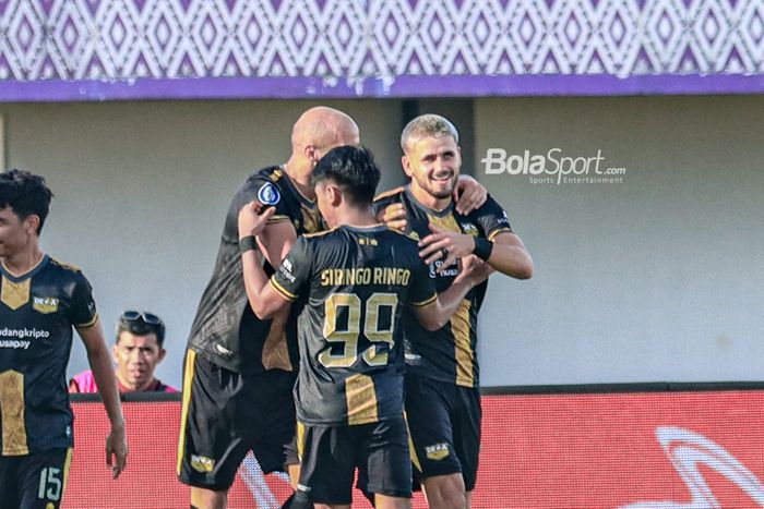 Gelandang Dewa United, Majed Osman Sobhi (kanan), mendapatkan pelukan dari sejumlah rekannya seusai mencetak gol dalam laga pekan ke-20 Liga 1 2022 di Stadion Indomilk, Tangerang, Banten, 22 Januari 2023.