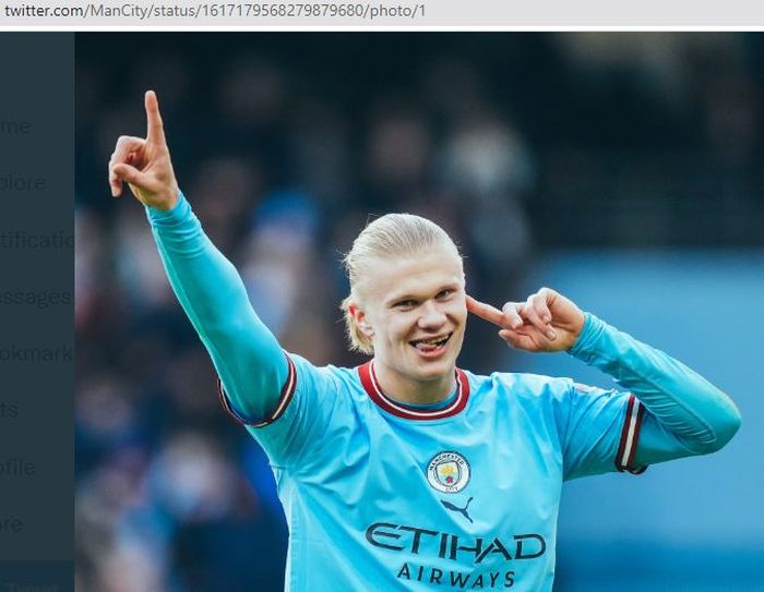 Striker Manchester City, Erling Haaland, merayakan hattrick ke gawang Wolverhampton Wanderers pada laga Liga Inggris di Stadion Etihad, Minggu (22/1/2022).