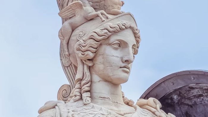 Athena, dewi perang dan kebijaksanaan.