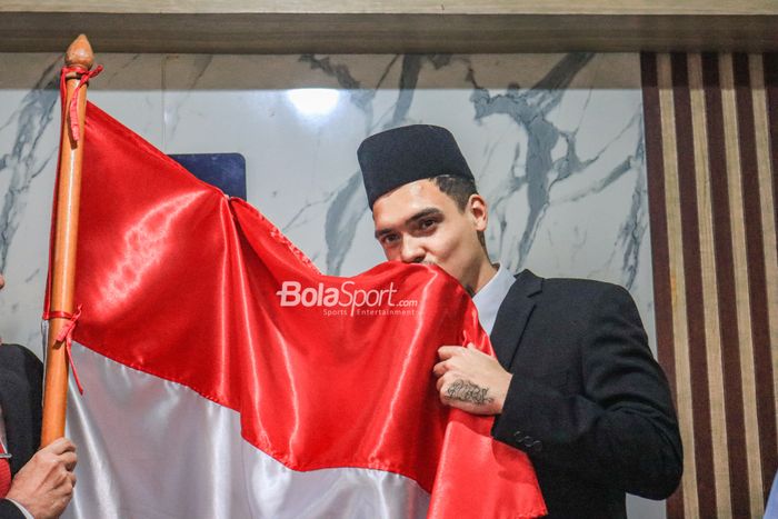 Pemain naturalisasi timnas Indonesia, Shayne Pattynama, mencium bendera Merah Putih di Kantor Kemenkumham Wilayah DKI Jakarta, Cawang, Jakarta Selatan, 24 Januari 2023.