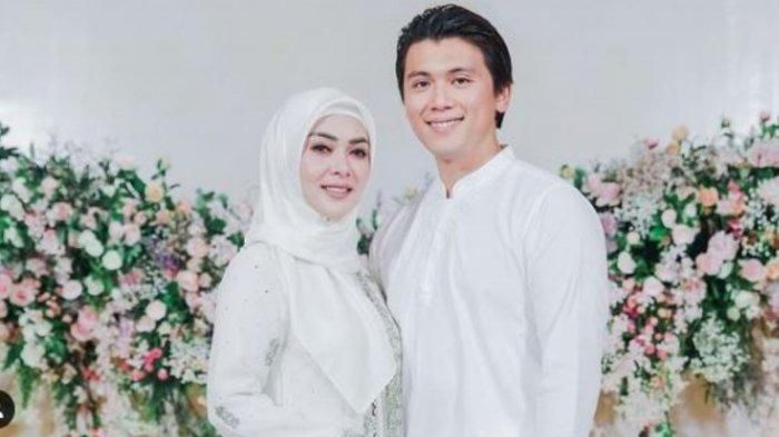 Potret Reino Barack saat bersama sang istri, Syahrini. 