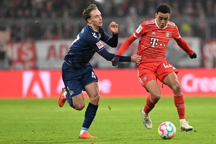 Jamal Musiala (kanan) dalam partai Bayern Muenchen menghadapi FC Koeln pada lanjutan Bundesliga di Allianz Arena (24/1/2023).