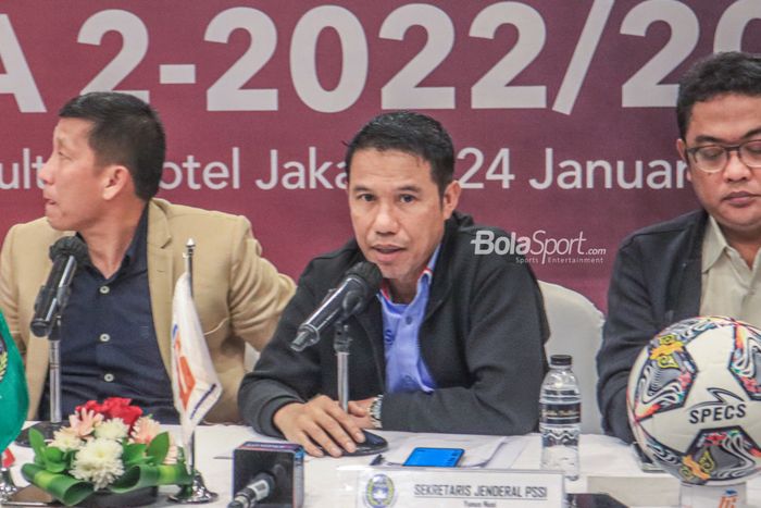 Sekretaris Jendral PSSI, Yunus Nusi, sedang memberikan keterangan kepada awak media di Hotel Sultan, Senayan, Jakarta, 24 Januari 2023.