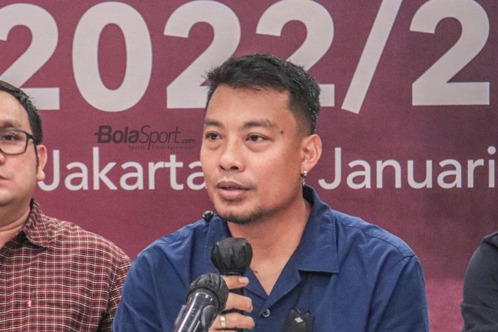 Manajer FC Bekasi City, Hamka Hamzah, sedang memberikan keterangan kepada awak media di Hotel Sultan, Senayan, Jakarta, 24 Januari 2023.