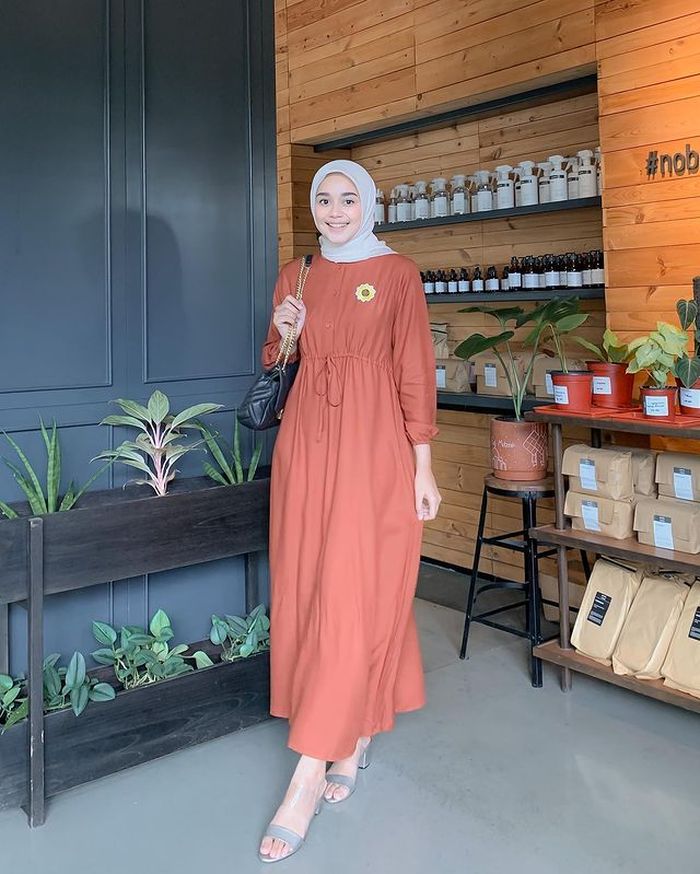 OOTD hijab warna oranye