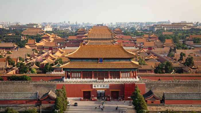 Kaisar Tiongkok Yongle membangun sebuah kompleks istana besar di Beijing, yang disebut Kota Terlarang (Forbidden City). Pembangunan Kota Terlarang selesai pada tahun 1420.