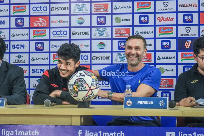 Pelatih Persija Jakarta, Thomas Doll (kanan), sedang memberikan apresiasi kepada pemainnya bernama Aji Kusuma (kiri) dalam sesi jumpa pers setelah laga pekan ke-20 Liga 1 2022 di Stadion Patriot Candrabhaga, Bekasi, Jawa Barat, 25 Januari 2023.