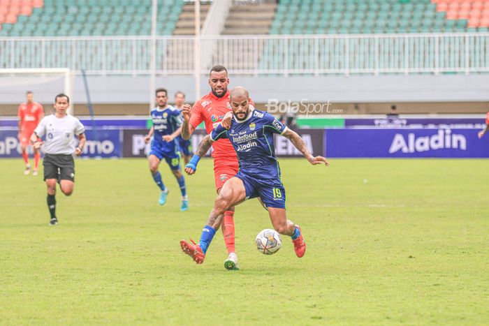 Striker Persib Bandung, David Da Silva (kanan), sedang menggiring bola dan dibayangi bek Borneo FC bernama Julio Cesar Bailio Da Silva (kiri) dalam laga pekan ke-20 Liga 1 2022 di Stadion Pakansari, Bogor, Jawa Barat, 26 Januari 2023.