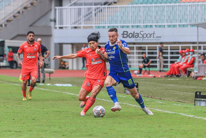 Gelandang Persib Bandung, Marc Klok (kanan), sedang berebut bola dengan pemain Borneo FC bernama Kei Hirose (kiri) dalam laga pekan ke-20 Liga 1 2022 di Stadion Pakansari, Bogor, Jawa Barat, 26 Januari 2023.