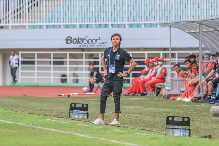 Pelatih Persib Bandung, Luis Milla, sedang memantau para pemainnya bertanding dalam laga pekan ke-20 Liga 1 2022 di Stadion Pakansari, Bogor, Jawa Barat, 26 Januari 2023.