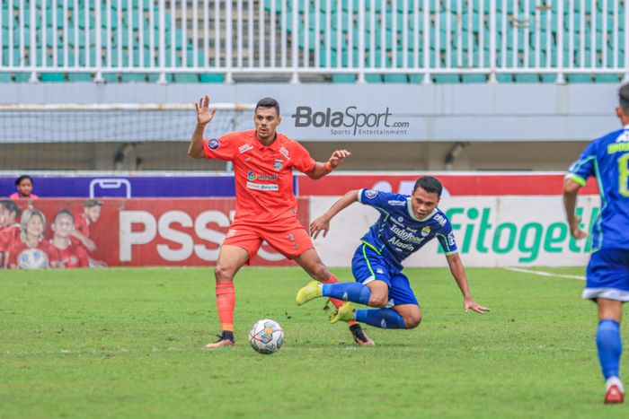 Penyerang Borneo FC, Matheus Antonio De Sousa Santos alias Matheus Pato (kiri), sedang berebut bola dengan pemain Persib Bandung bernama Dedi Kusnandar (kanan) dalam laga pekan ke-20 Liga 1 2022 di Stadion Pakansari, Bogor, Jawa Barat, 26 Januari 2023.