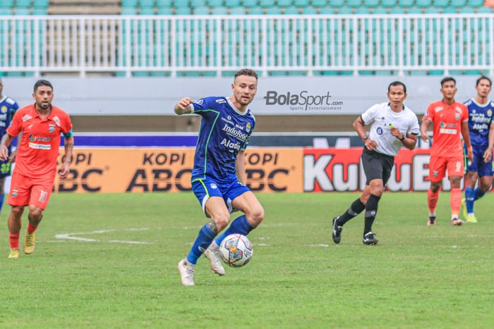 Gelandang Persib Bandung, Marc Klok, sedang menguasai bola dalam laga pekan ke-20 Liga 1 2022 di Stadion Pakansari, Bogor, Jawa Barat, 26 Januari 2023.