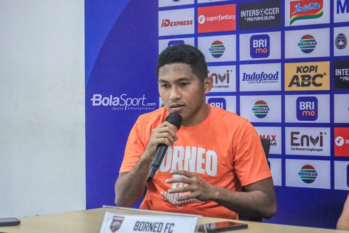Pemain Borneo FC, Muhammad Fajar Fathurrahman, sedang memberikan keterangan kepada awak media setelah laga pekan ke-20 Liga 1 2022 di Stadion Pakansari, Bogor, Jawa Barat, 26 Januari 2023.