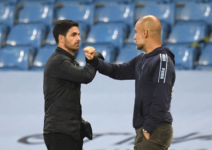 Pelatih Arsenal, Mikel Arteta, menyapa pelatih Manchester City, Pep Guardiola, seusai laga Liga Inggris di Stadion Etihad, 17 Juni 2020.