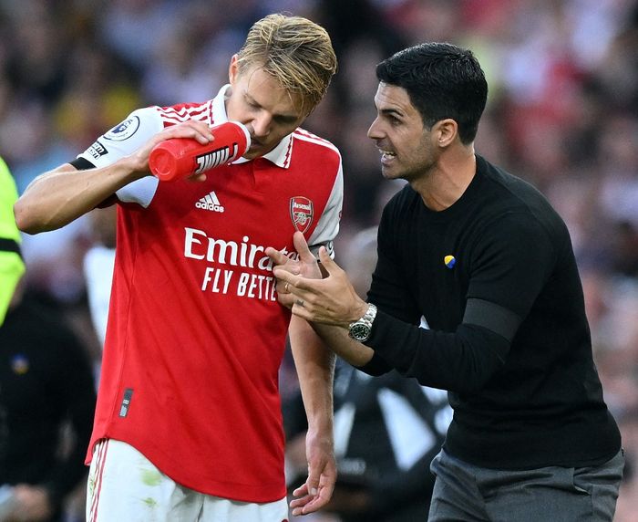 Gelandang Arsenal, Martin Odegaard, berbicara dengan pelatih Mikel Arteta dalam laga Liga Inggris kontra Fulham di Stadion Emirates, 27 Agustus 2022.