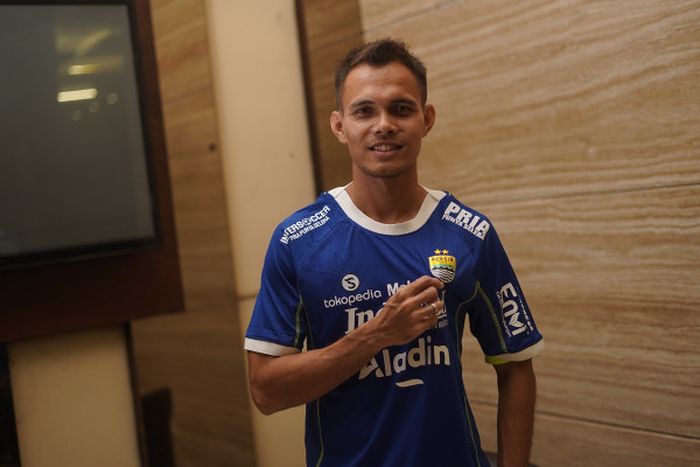 Rezaldi Hehanussa resmi berseragam Persib.