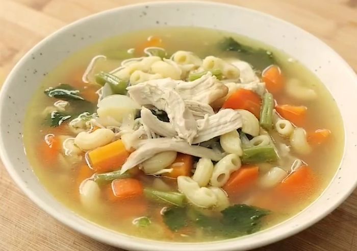 Sup ayam dengan sayuran jadi menu sahur sehat di bulan Ramadan 2025.