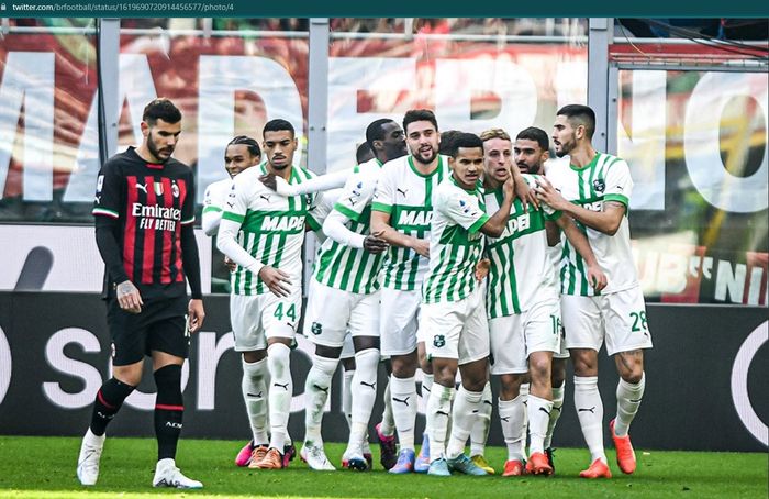 AC Milan dibuat malu di hadapan publiknya sendiri di San Siro setelah dihajar 2-5 oleh Sassuolo pada lanjutan laga Liga Italia 2022-2023.