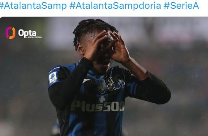 Penyerang Atalanta, Ademola Lookman, melakukan selebrasi.