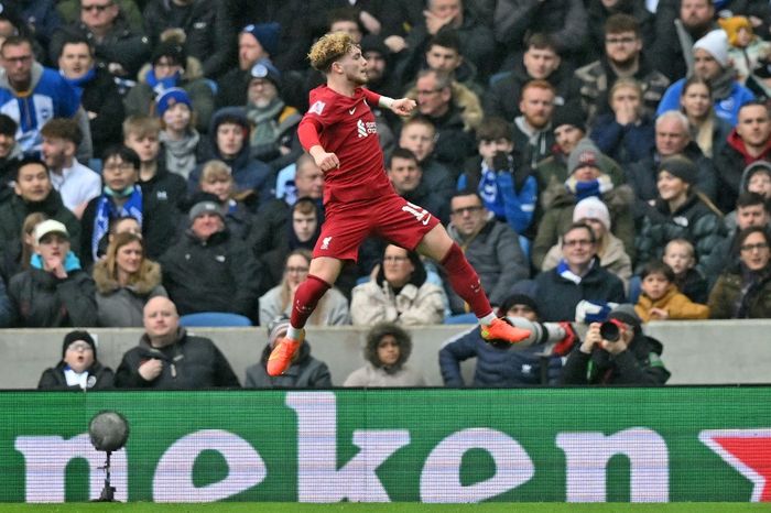 Gelandang Liverpool, Harvey Elliott, merayakan gol ke gawang Brighton and Hove Albion dalam laga ronde keempat Piala FA di Stadion Amex, Minggu (29/1/2023).