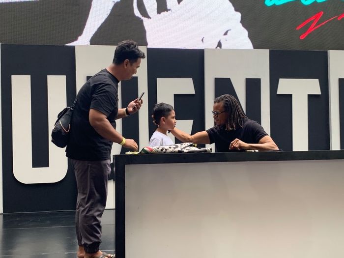 Interaksi eks pemain Juventus, Edgar Davids, dengan penggemar ciliknya pada acara meet and greet di Juventus Village, Jakarta, Minggu (29/1/2023)