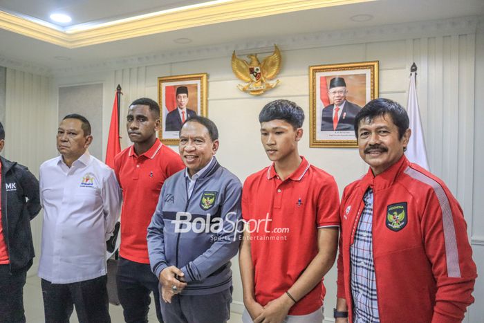 Menteri Pemuda dan Olahraga Republik Indonesia, Zainudin Amali, sedang berfoto bersama dengan Muhammad Iqbal Gwijangge dan Eriko Sulastiano dan ditemani Indra Sjafri selaku Direktur Teknik PSSI di Kantor Kemenpora, Senayan, Jakarta, 30 Januari 2023.