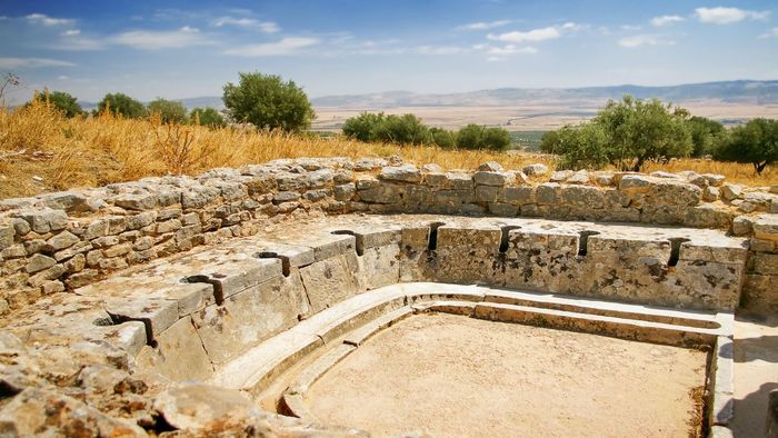 Toilet umum Romawi kuno di Dougga, Situs Warisan Dunia UNESCO di Tunisia.