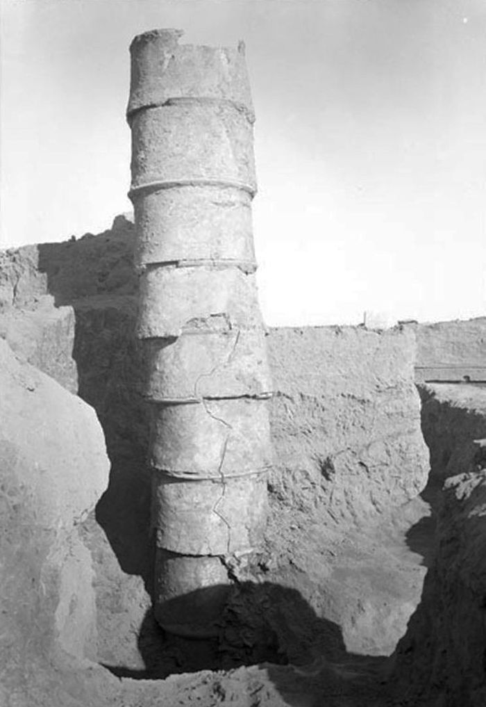 Para arkeolog di wilayah yang dulunya Mesopotamia kuno menemukan saluran pembuangan toilet beralas yang terbuka di Khafajah, Diyala, Irak.
