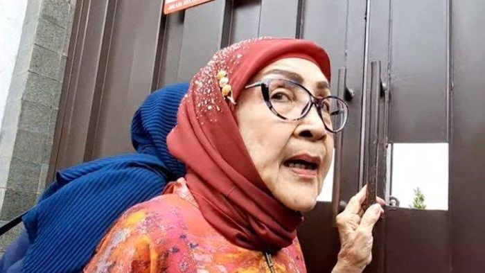 Hariati ibunda Ferry Irawan datang ke rumah Venna Melinda