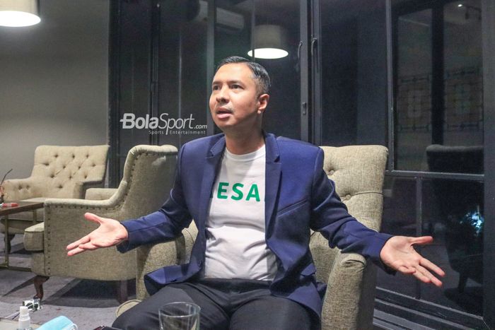 Utusan PSSI terkait pemain naturalisasi, Hamdan Hamedan, sedang melakukan wawancara kepada awak media di kawasan Kemang, Jakarta Selatan, 30 Januari 2023.
