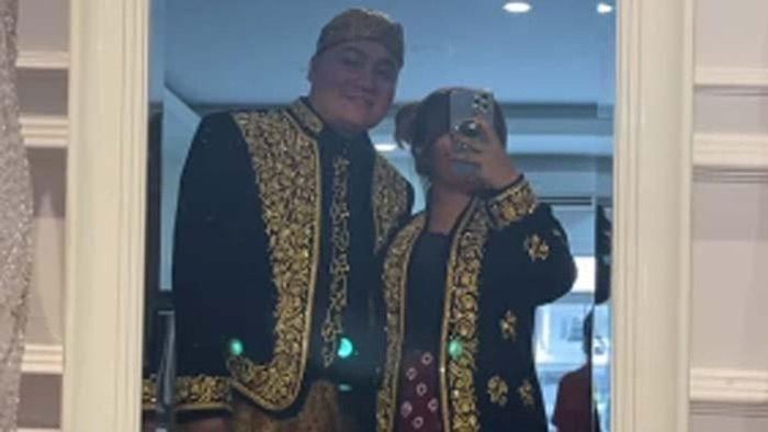 Merry asisten Raffi Ahmad fitting baju pengantin.