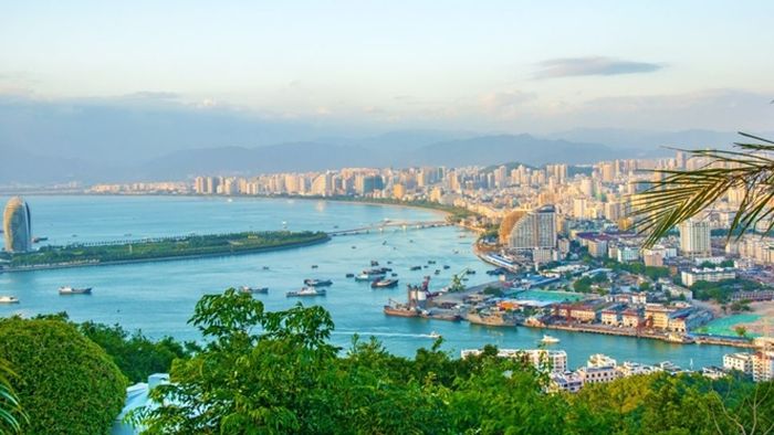 Panorama dari titik tertinggi di kota Sanya di Provinsi Hainan, Cina. Ini hanyalah salah satu dari banyak kota pesisir yang berisiko karena naiknya permukaan laut dengan cepat.