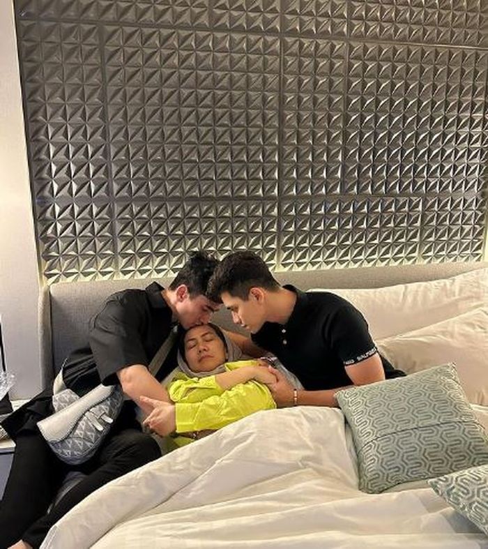 Athalla dan Verrell menemani Venna Melinda usai jadi korban KDRT