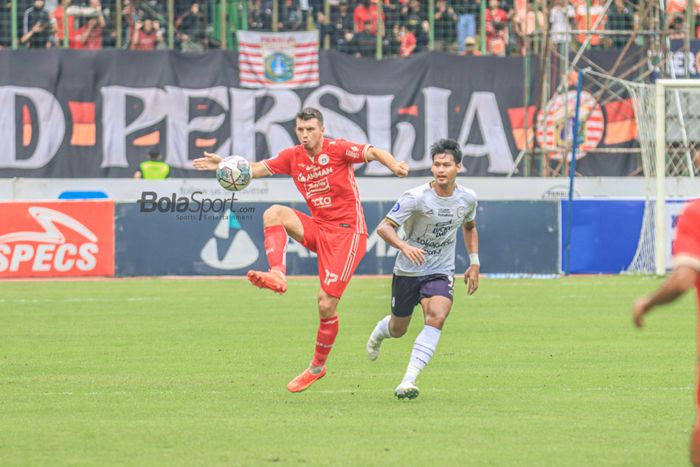 Bek asing Persija Jakarta, Ondrej Kudela (kiri), sedang menghalau bola yang mengarah ke striker RANS Nusantara FC bernama Septian Bagaskara (kanan) dalam laga pekan ke-22 Liga 1 2022 di Stadion Patriot Candrabhaga, Bekasi, Jawa Barat, Jumat (3/2/2023).