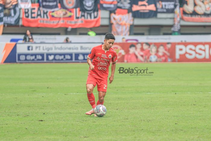 Bek sayap kanan Persija Jakarta, Ilham Rio Fahmi, sedang menguasai bola dalam laga pekan ke-22 Liga 1 2022 di Stadion Patriot Candrabhaga, Bekasi, Jawa Barat, Jumat (3/2/2023).